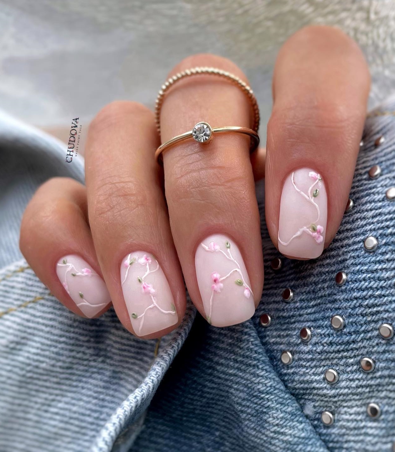 Korte roze nagels met bloemendessin