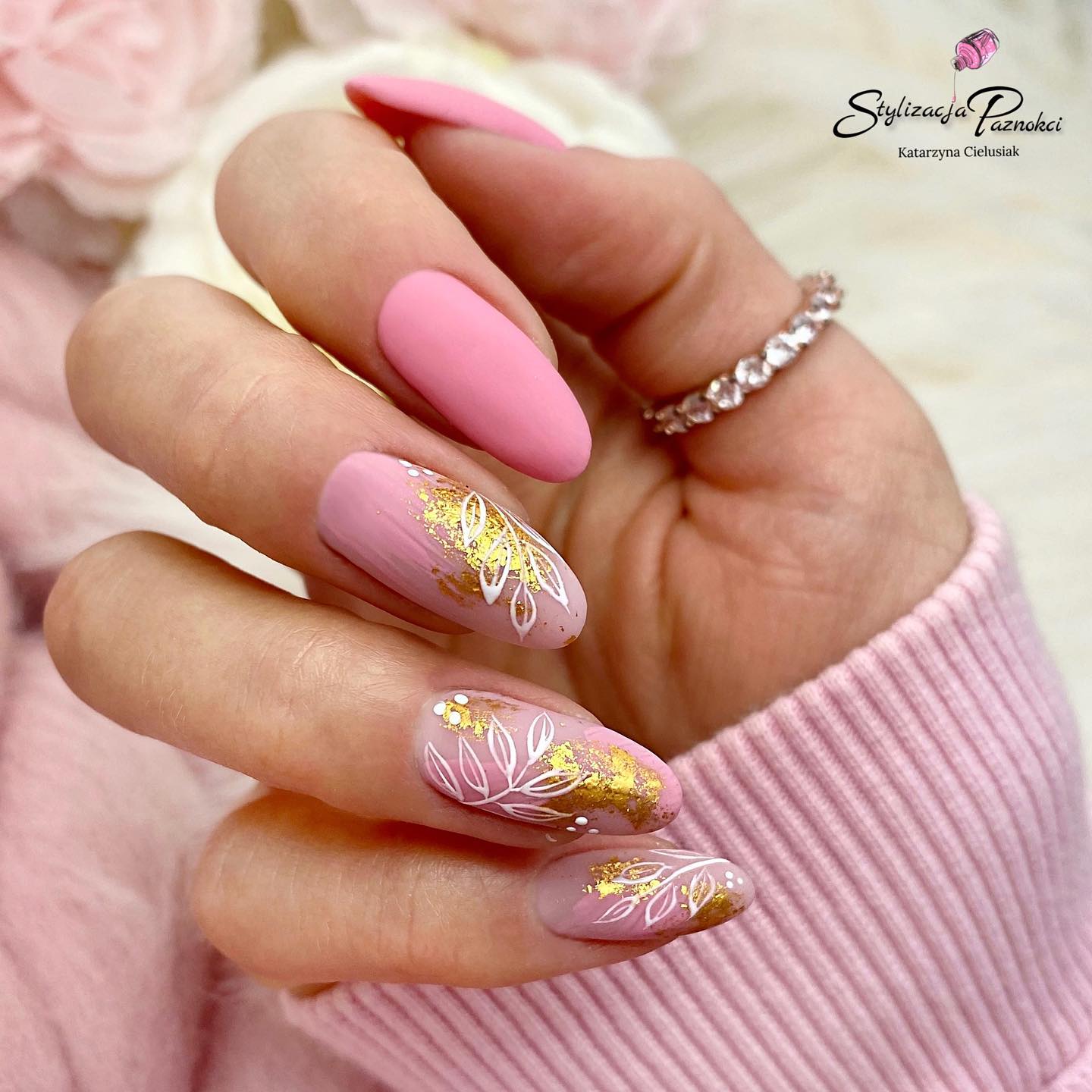 Amandel roze matte nagels met bloemenontwerp en goudfolie