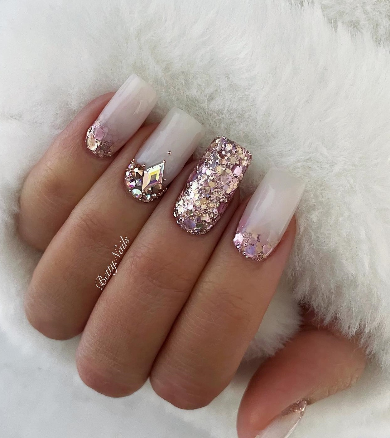 Vierkante witte nagels met gouden roze glitter