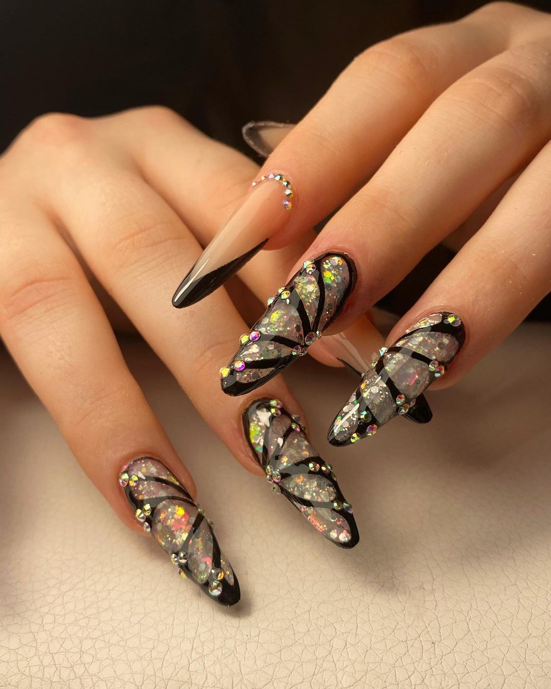 Lange nagels met diamanten en vlinderontwerp