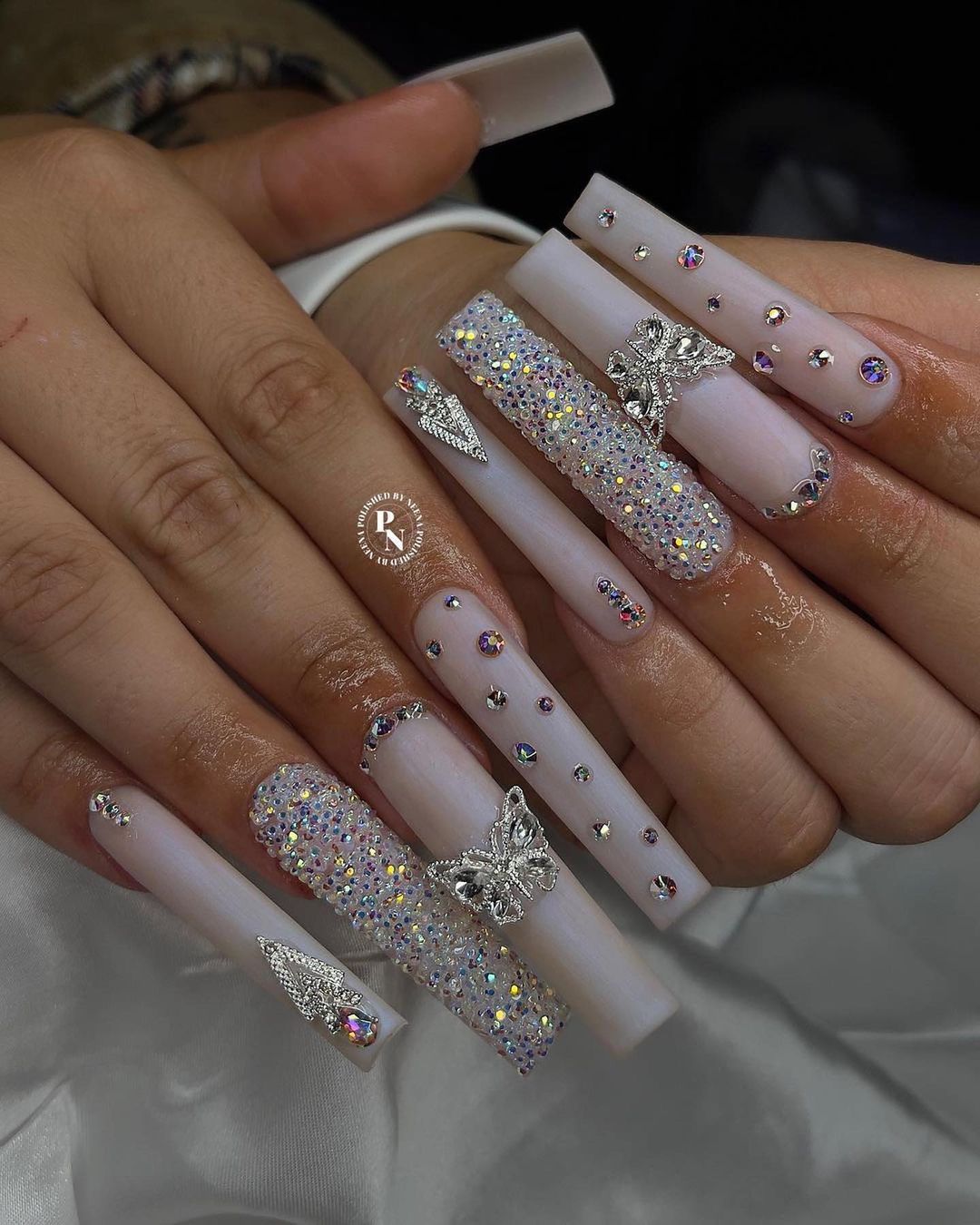 Lange vierkante witte nagels met diamanten en 3D-vlinders