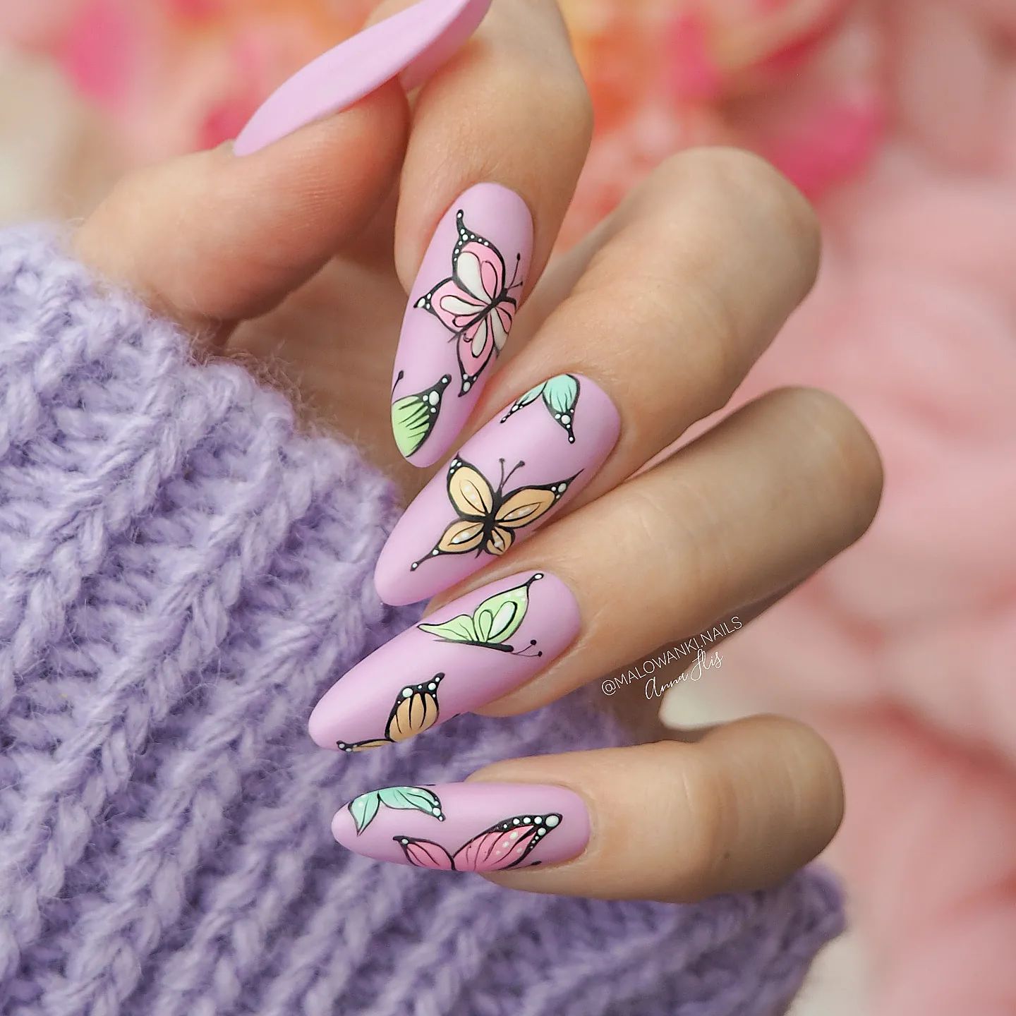 Ronde roze matte nagels met vlinders