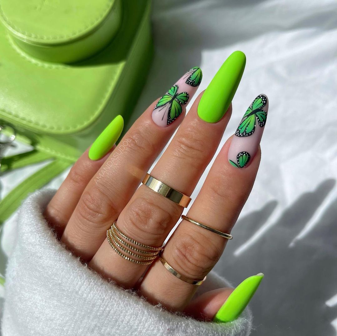 Lange ovale groene matte nagels met groene vlinders