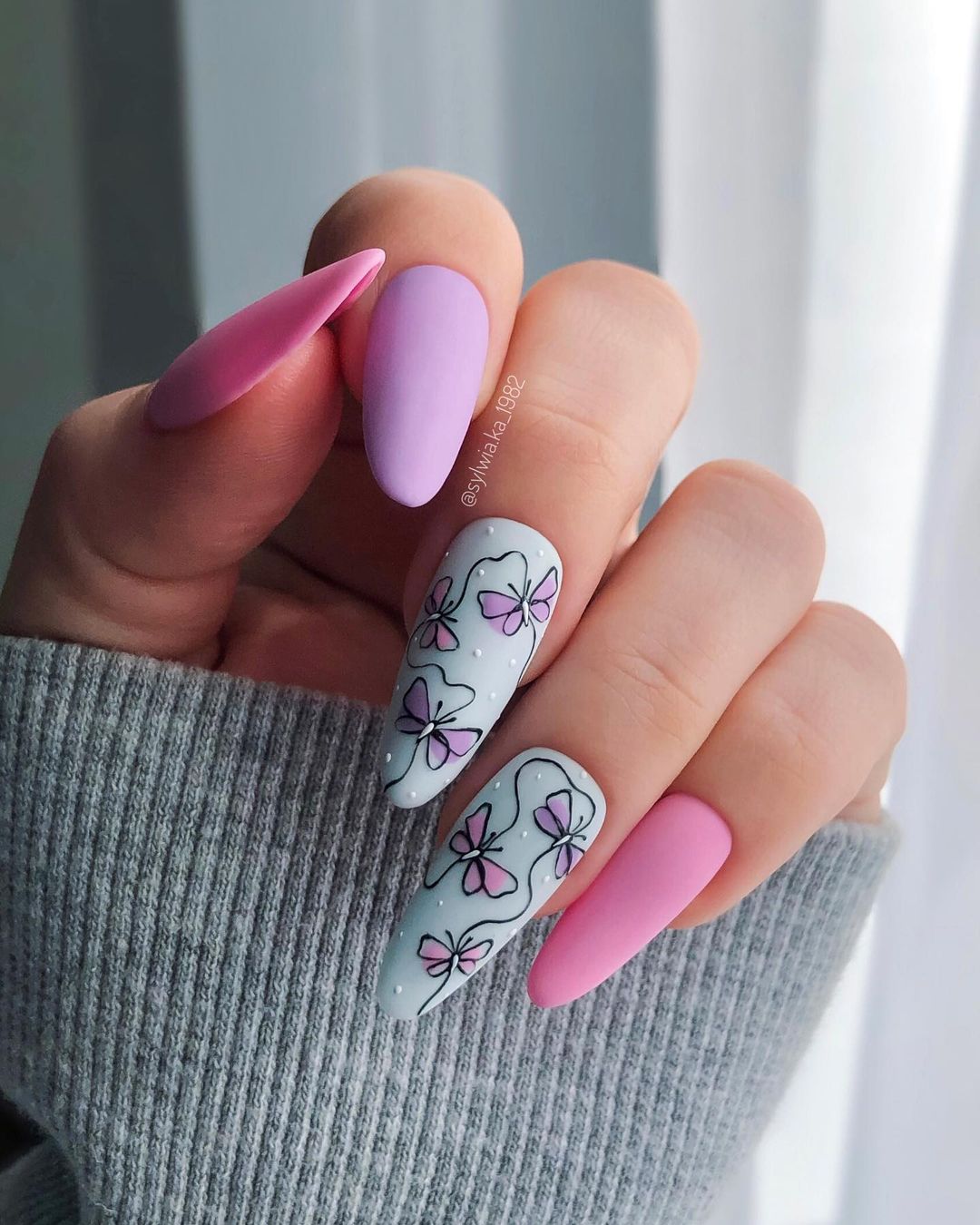 Ronde roze en grijze matte nagels met vlinder
