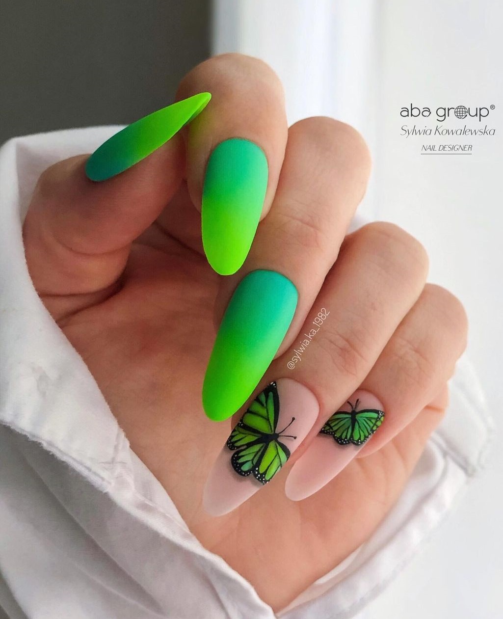 Groene Ombre nagels met vlinderontwerp