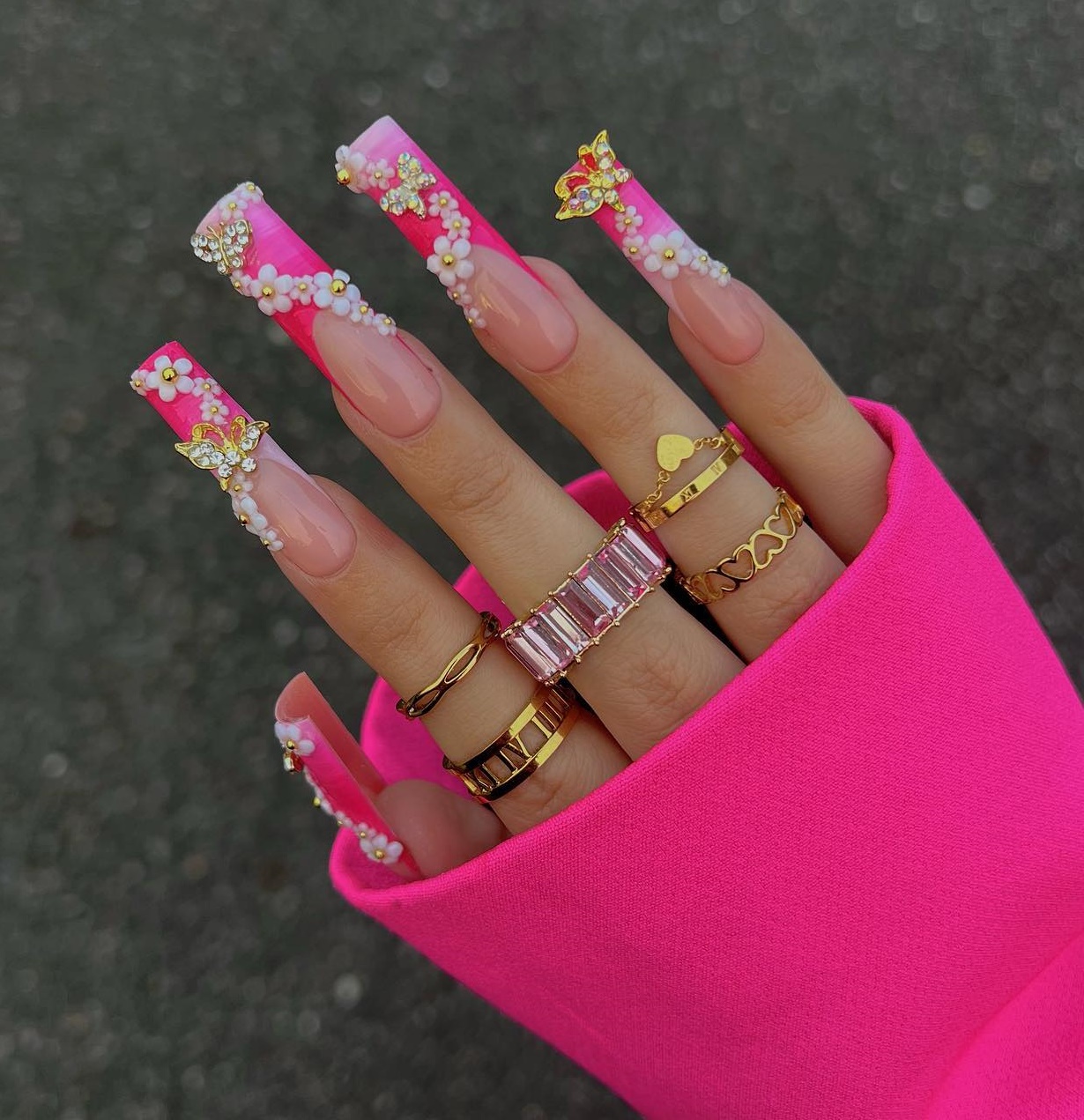 Lange vierkante roze nagels met 3D vlinder ontwerp