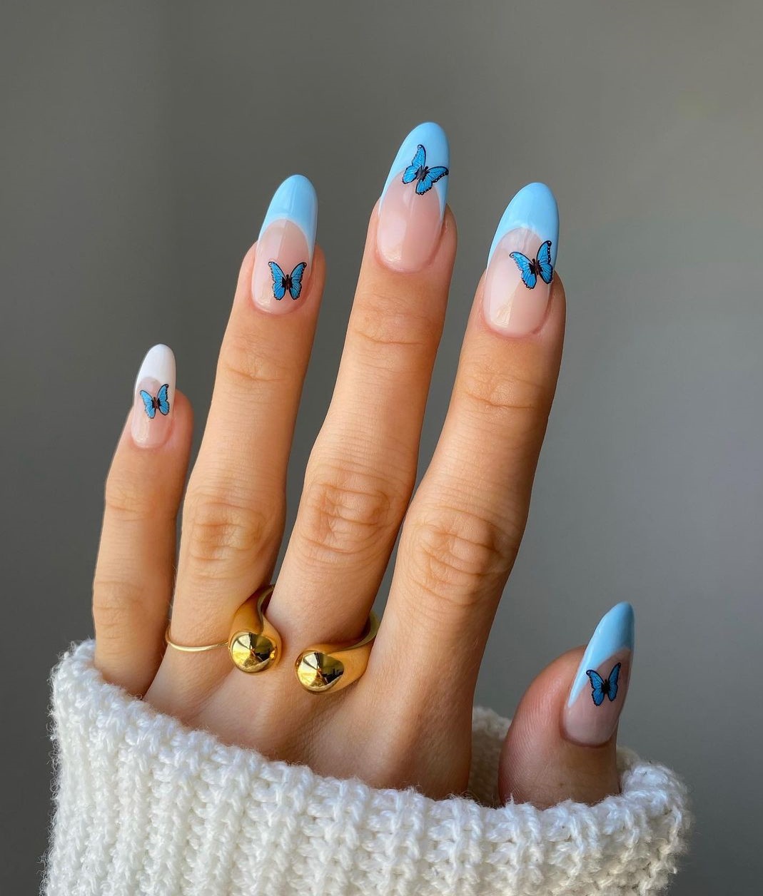 Lange ovale Franse nagels met blauwe vlinders