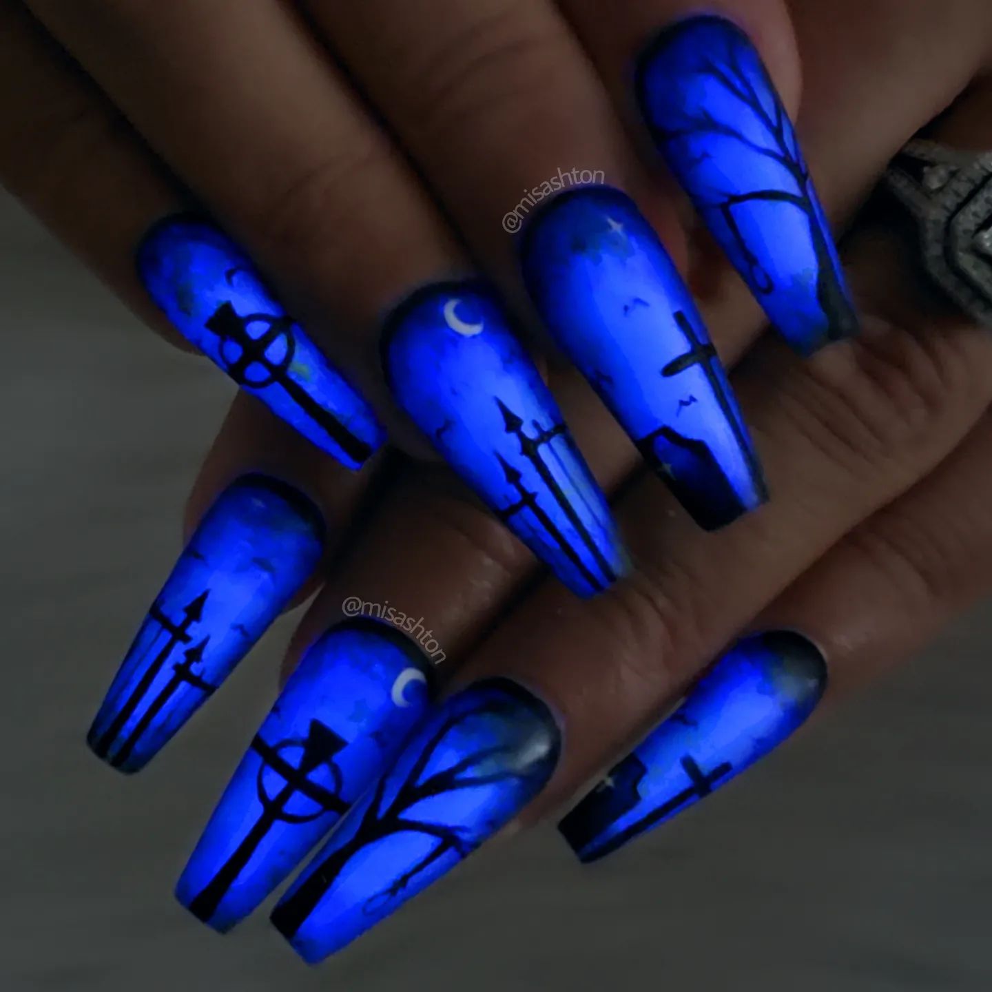 Coffin Blue Glow in de donkere nagels
