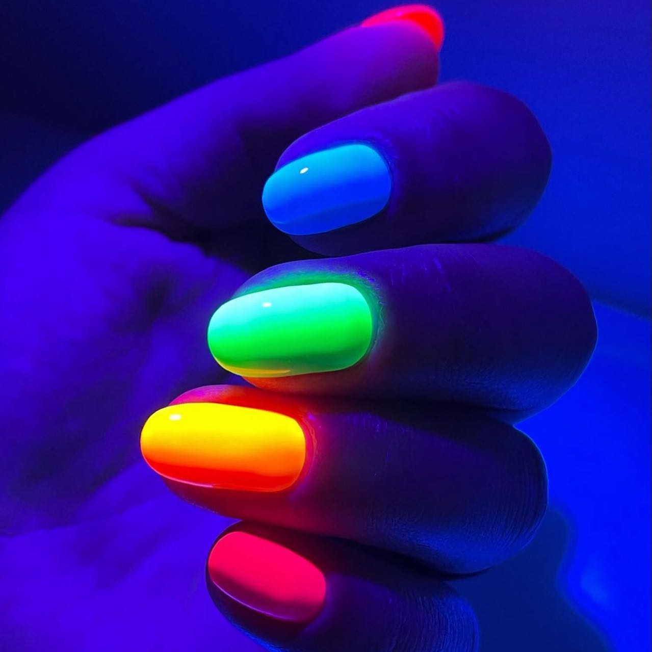 Korte glow in the dark kleurrijke nagels