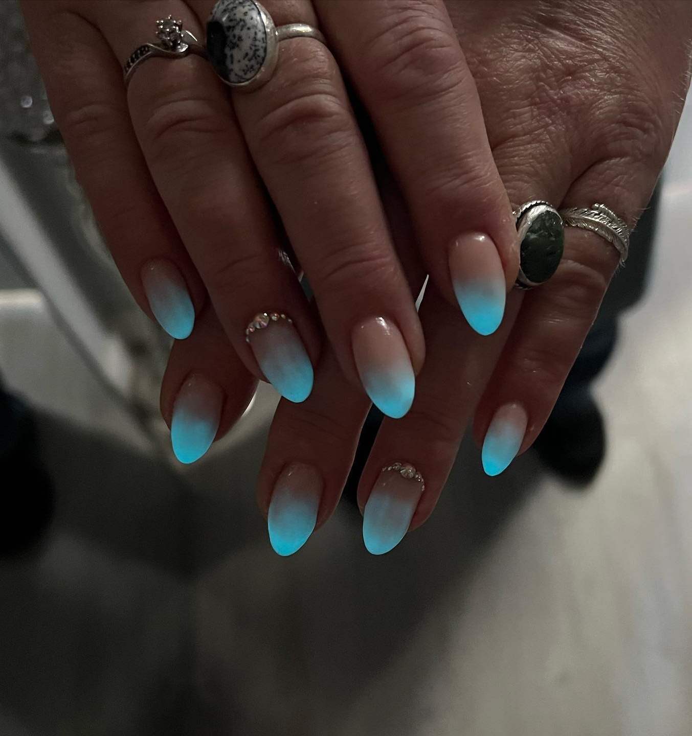 Blauwe Ombre Glow in the Dark Nails