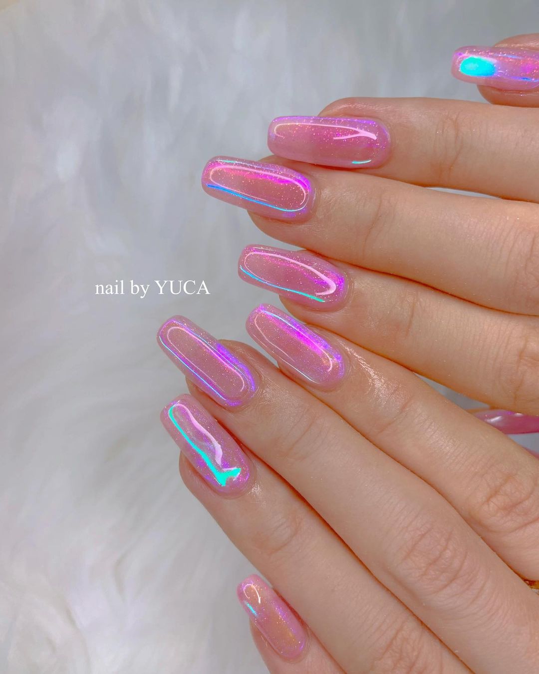 Heldere roze nagels met glitter