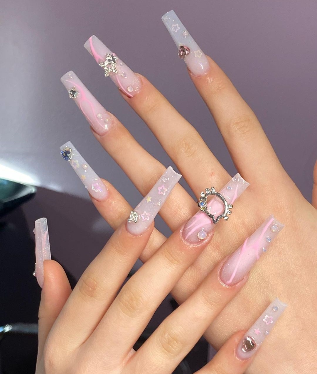 Lange heldere roze matte nagels met strass steentjes