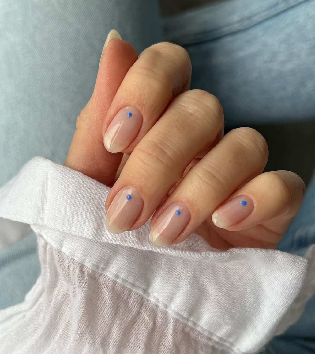 Korte naakte nagels met blauwe vlekken