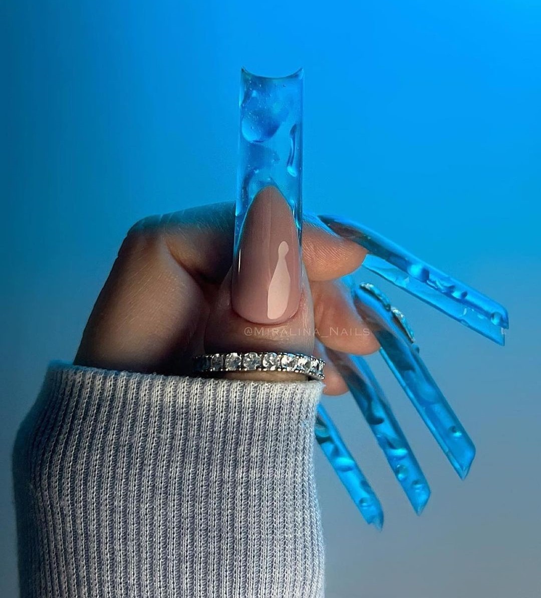 Lange acryl heldere nagels met blauwe Franse tips