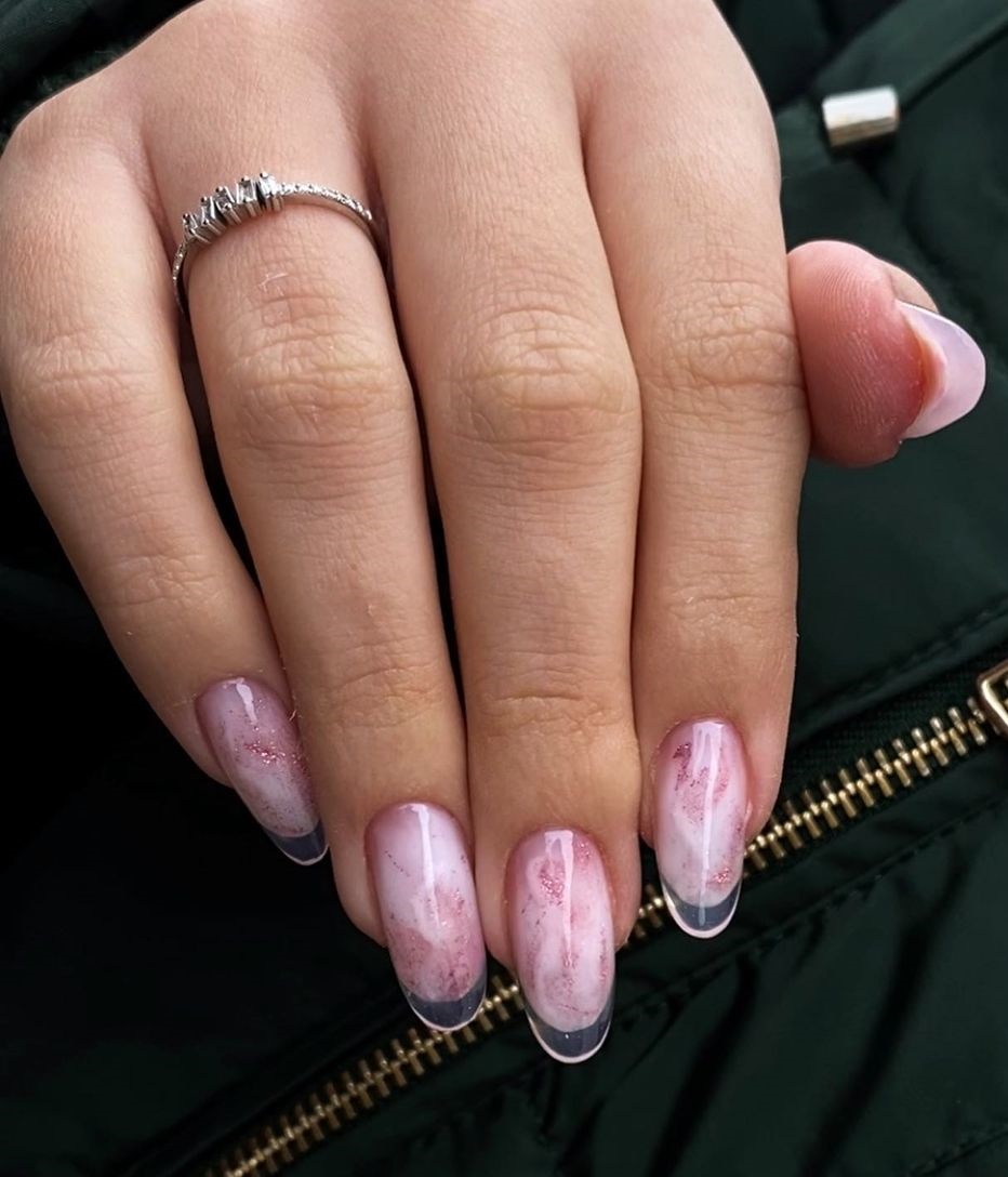Heldere roze nagels met marmeren ontwerp