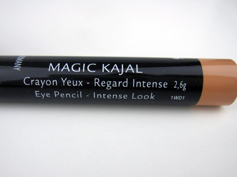 Close-up foto van Magic Kajal Eye Pencil in Delicate Nude op een witte achtergrond