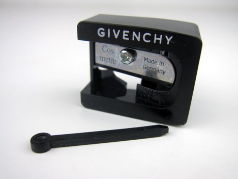 Givenchy verscherper op een lichtgekleurde achtergrond