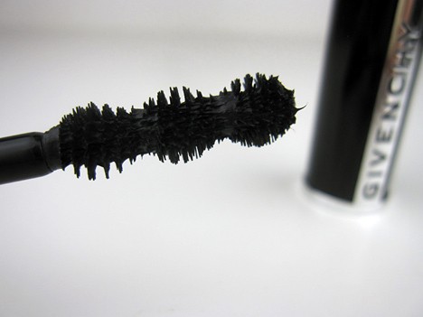 Close-up foto Givenchy Noir Couture Mascara in Zwart Satijn 