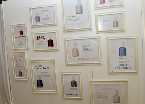 muur vol lijstjes van essie's meest iconische tinten