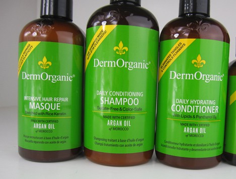 Drie flessen DermOrganic Products op een lichtgekleurde achtergrond