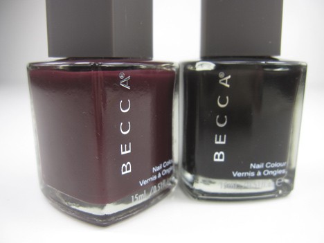 Twee verschillende nagellakkleuren met een donkere wijn creme en donkere pruimentinten
