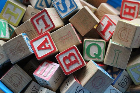 Houten blokken met meerdere letters