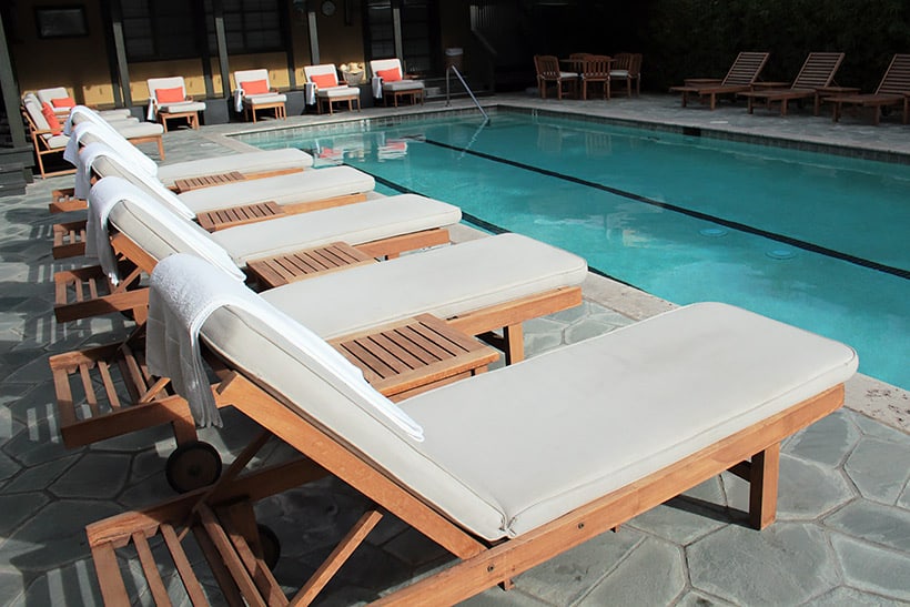 Een breed zwembad met chaise lounges rondom