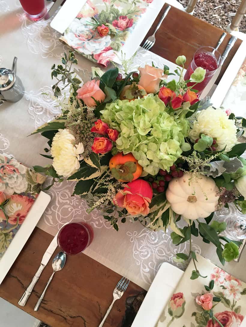 Een mooie tafel met eetgerei en bloemen op tafel