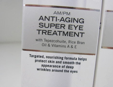 Close-up afbeelding van AM / PM Anti-Aging Super Eye Treatment verpakking en tekstbeschrijving