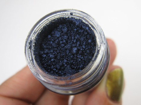 een rokerig blauw met een felblauwe glans oogschaduwtint