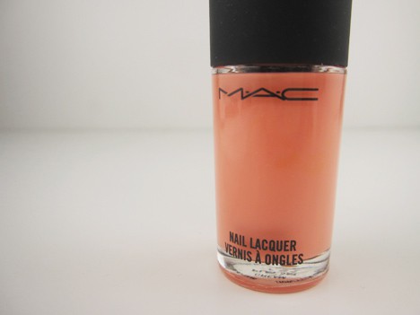 MAC Nail Lacquer's Play Day met een romige abrikozentint