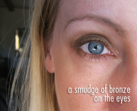 Een close-up afbeelding van een eenogige vrouw met een vlek van brons op de ogen