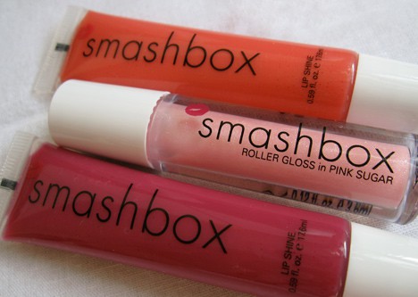 drie smashbox lipglosses op een witte achtergrond