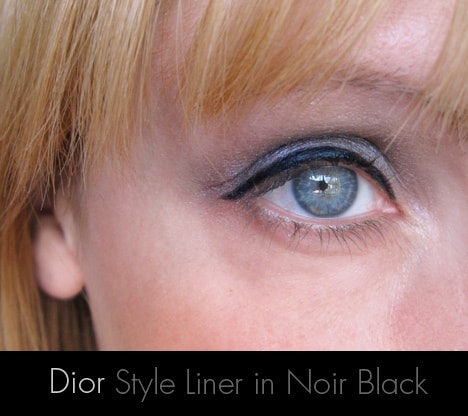 Een close-up afbeelding van het ene oog van de vrouw die Dior Style Liner in Noir Black aanbrengt