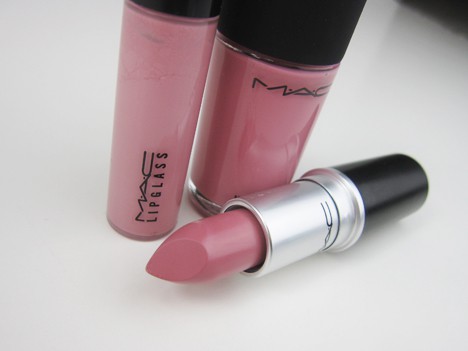 MAC lipstick en lipglas in een koele roze tint