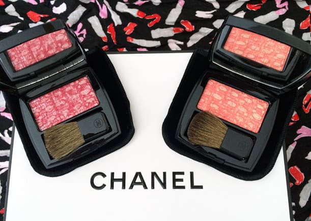 Twee Chanel Blush Duo Tweed Effect bovenop een Chanel verpakking