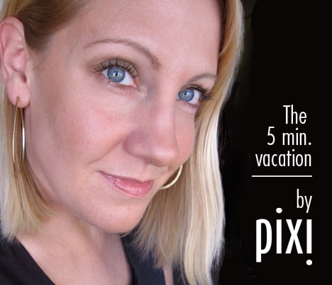 Een blonde vrouw die De 5 Minuten Vakantie draagt via Pixi Beauty Bronzer