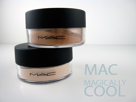 Twee MAC Magisch Cool met twee verschillende tinten in een lichtgekleurde achtergrond