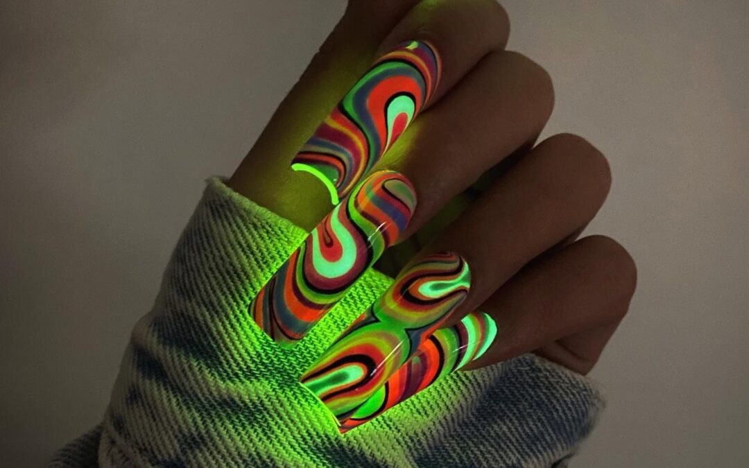 Top 20 Glow in the Dark Nail ideeën voor een feeststemming