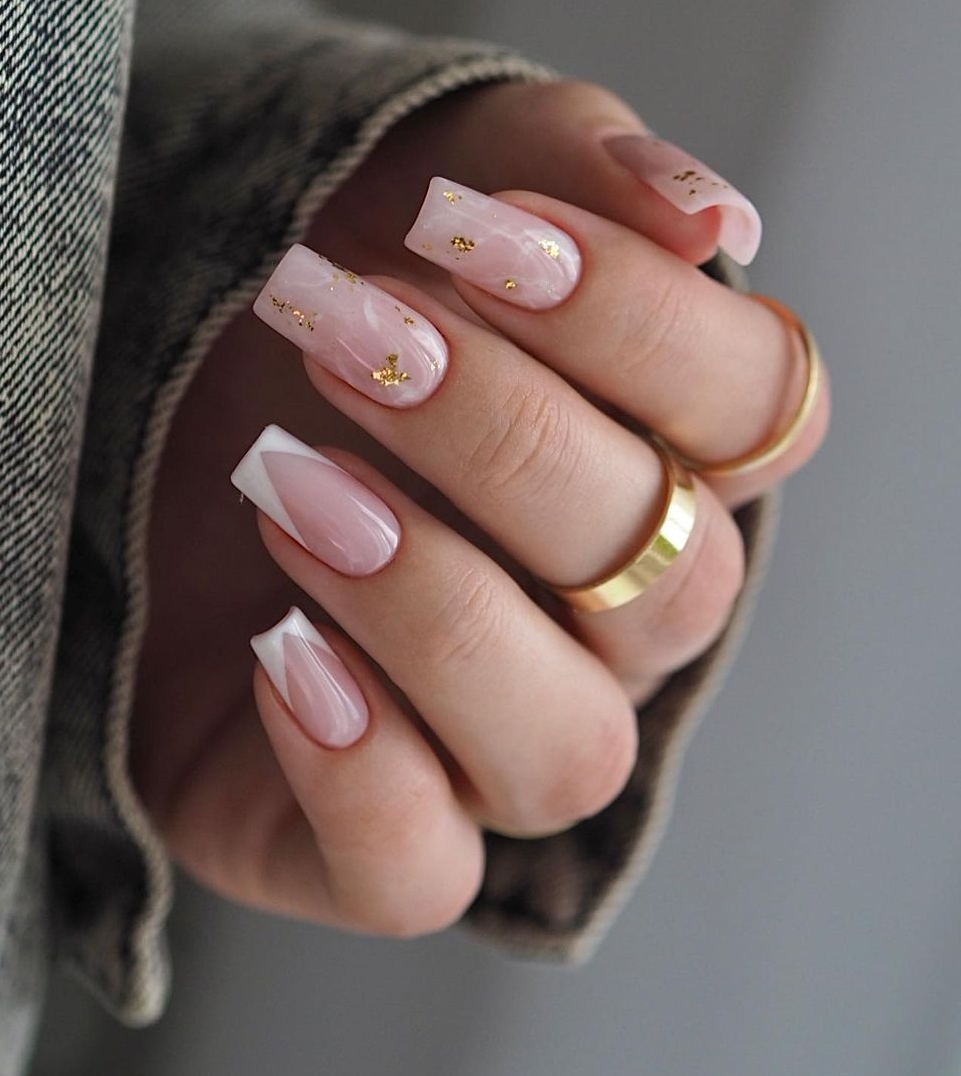 Lange vierkante roze nagels met goudfolie
